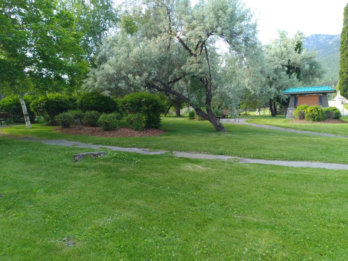 Appletree Inn Radium Hot Springs Buitenkant foto