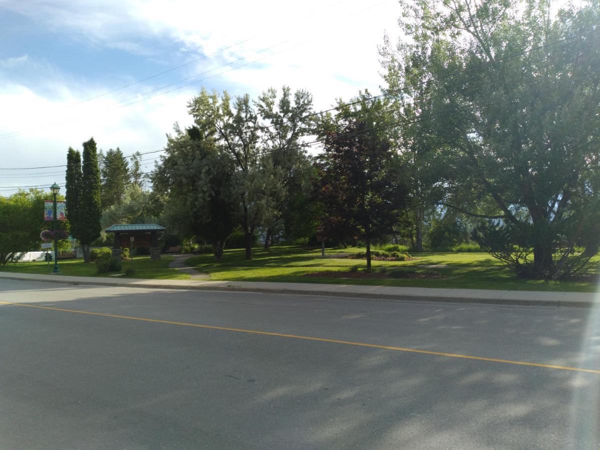 Appletree Inn Radium Hot Springs Buitenkant foto