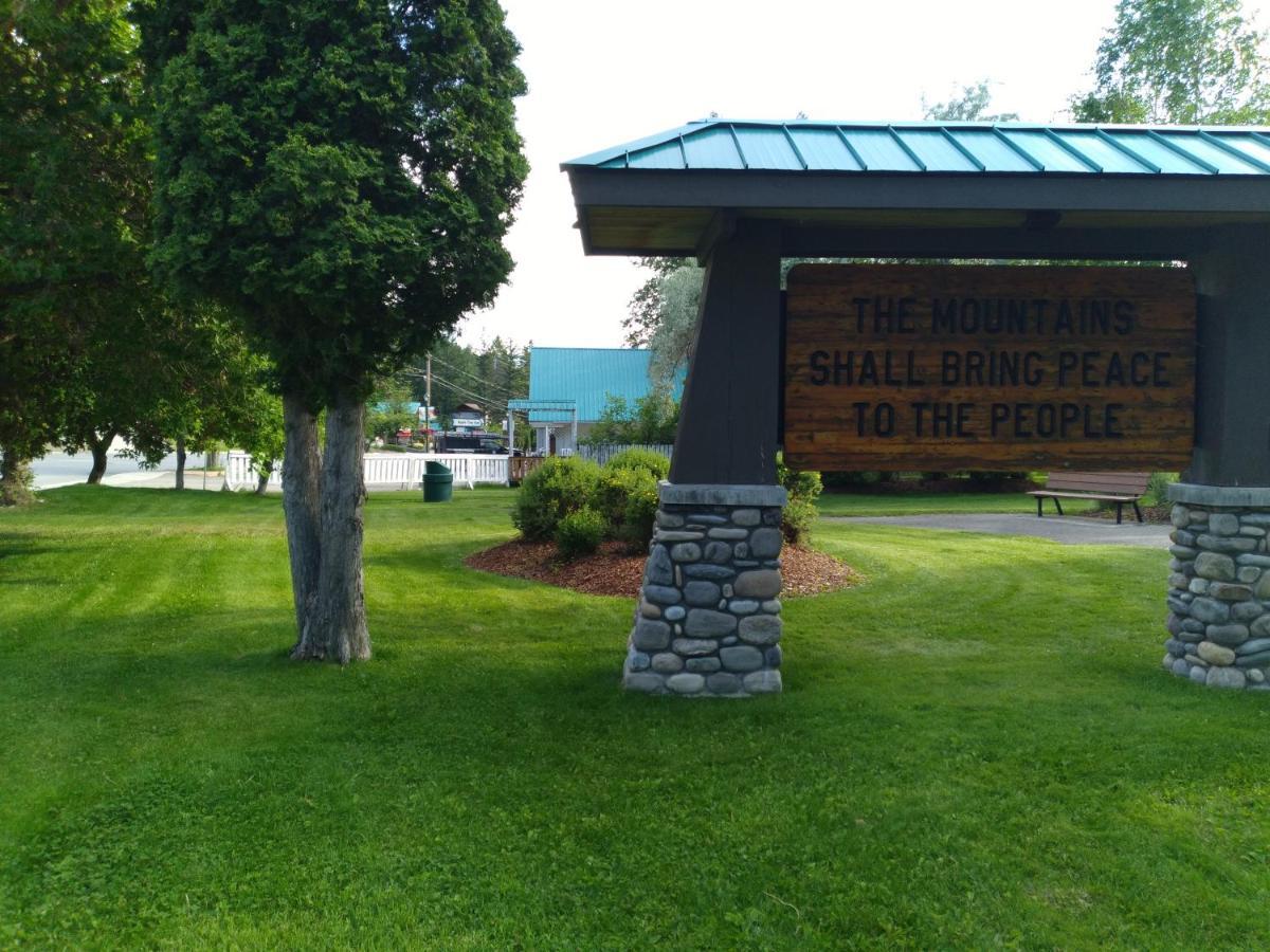 Appletree Inn Radium Hot Springs Buitenkant foto
