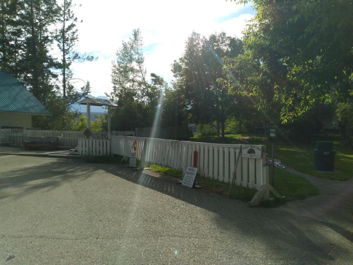 Appletree Inn Radium Hot Springs Buitenkant foto