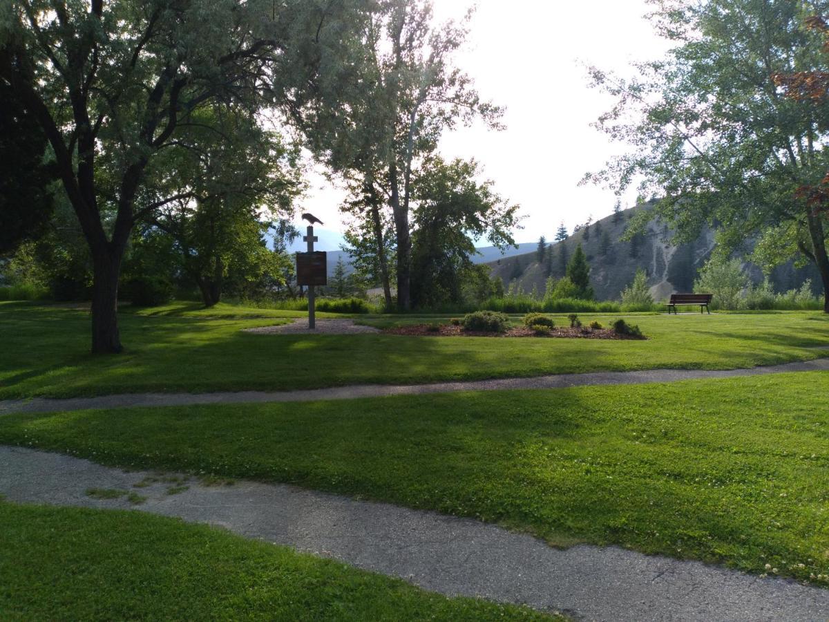 Appletree Inn Radium Hot Springs Buitenkant foto
