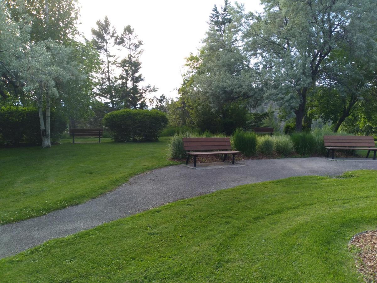 Appletree Inn Radium Hot Springs Buitenkant foto