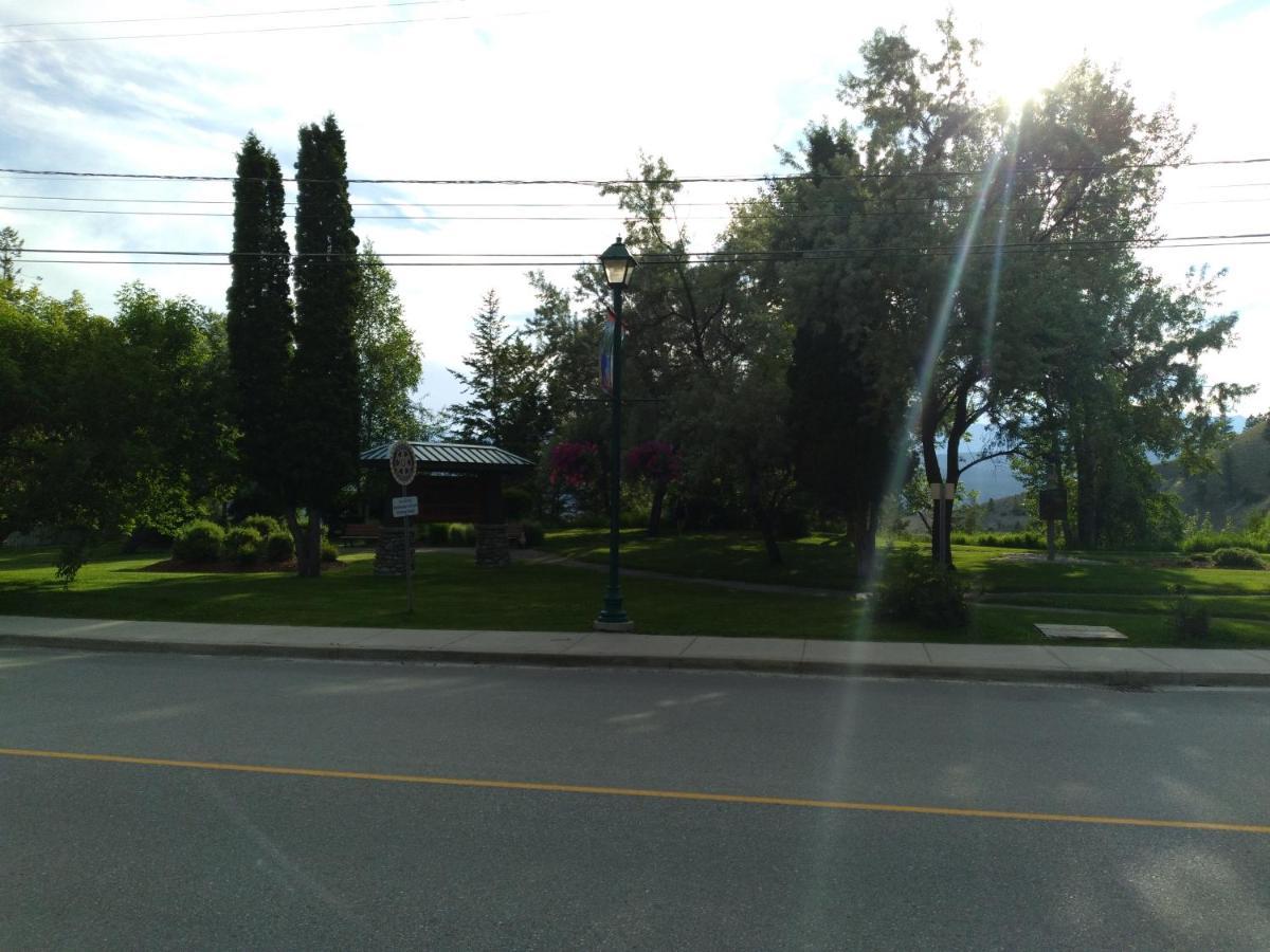 Appletree Inn Radium Hot Springs Buitenkant foto