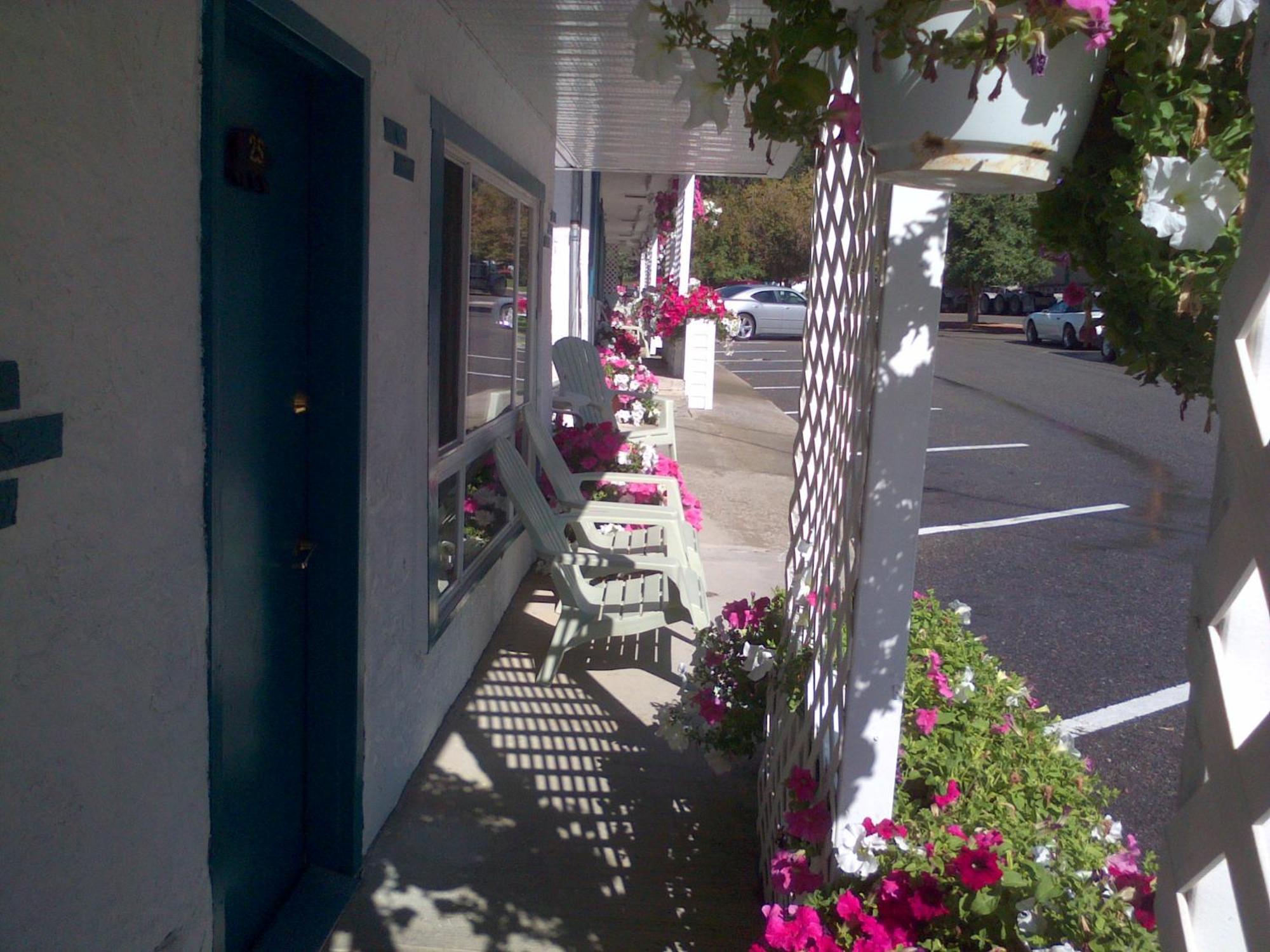 Appletree Inn Radium Hot Springs Buitenkant foto