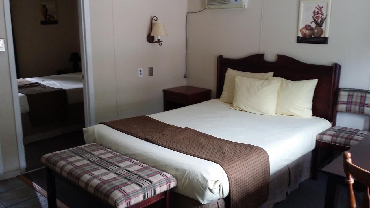 Appletree Inn Radium Hot Springs Buitenkant foto