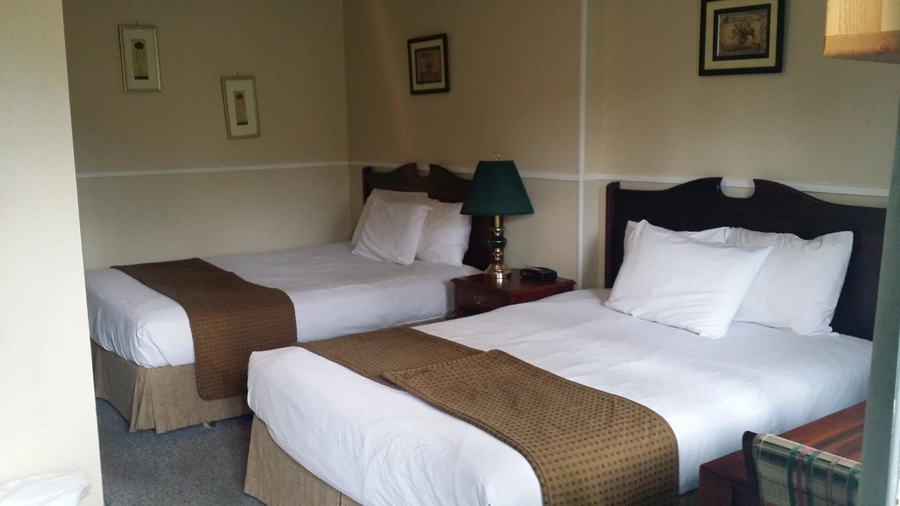 Appletree Inn Radium Hot Springs Buitenkant foto
