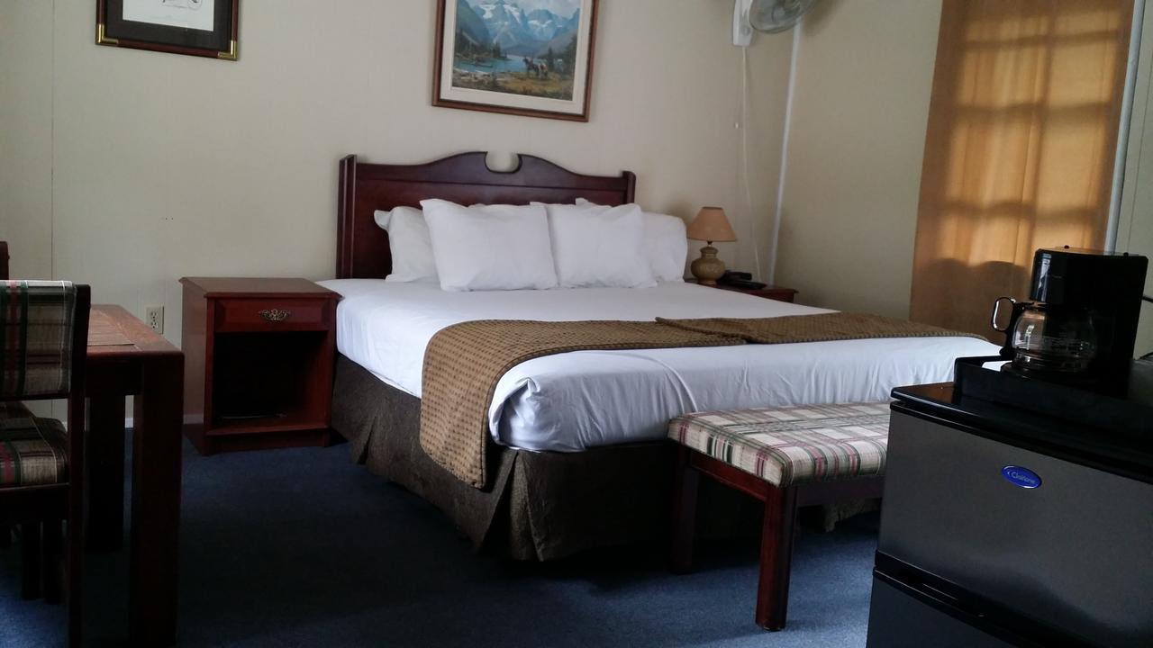 Appletree Inn Radium Hot Springs Buitenkant foto